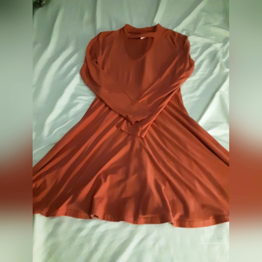 No boundaries midi dress with keyhole neckline. S 7-9